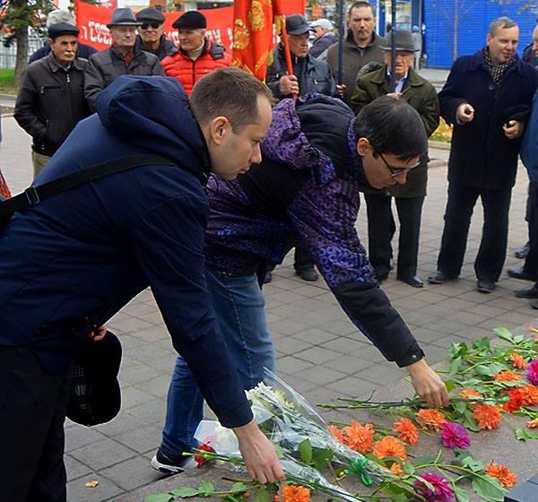 В Барнауле коммунисты и комсомольцы приняли участие в памятной акции, посвященной московским жертвам "Черного октября 1993 года"