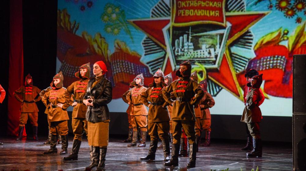 Юбилей революции отметили в Зимнем театре Сочи