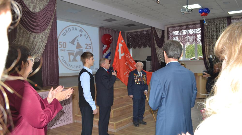 Нижегородская область. «Дети войны» вручили гимназистам копию Знамени Победы