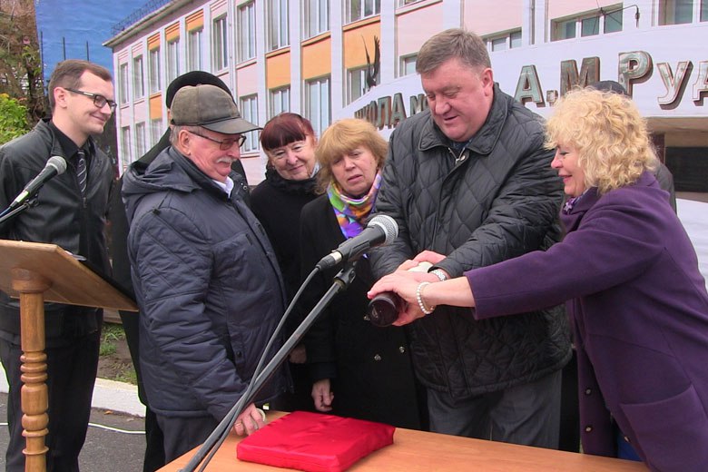 В Борисовском районе Белгородской области комсомольцы вскрыли капсулу времени к 100 летию Великого Октября