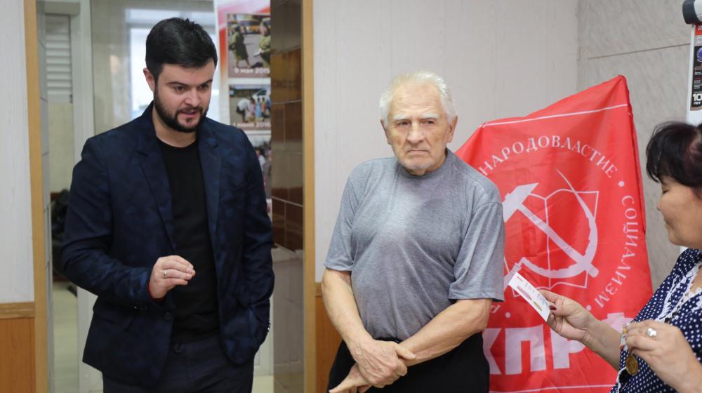 Тувреском КПРФ награждает достойных коммунистов
