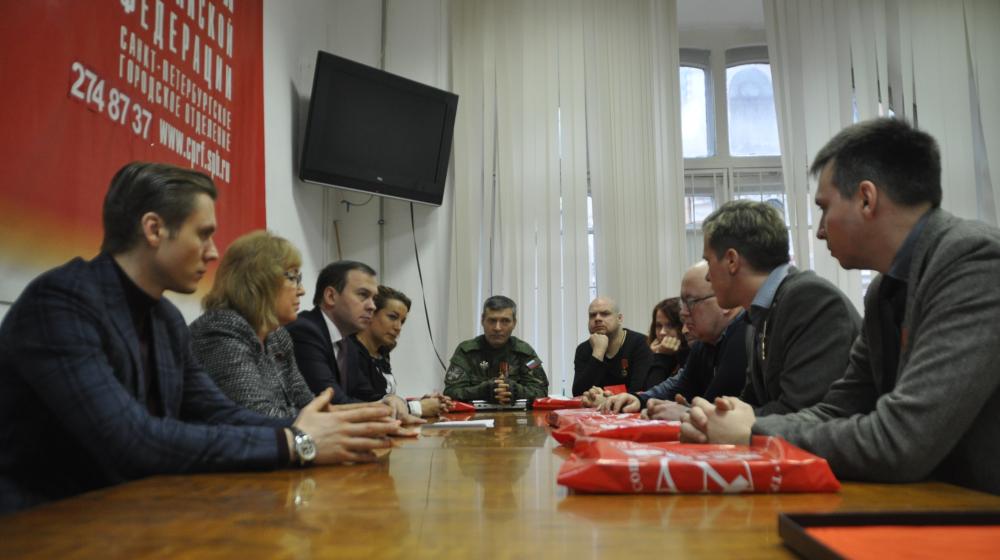 Юрий Афонин наградил организаторов акции «Три гвоздики к крейсеру «Аврора»