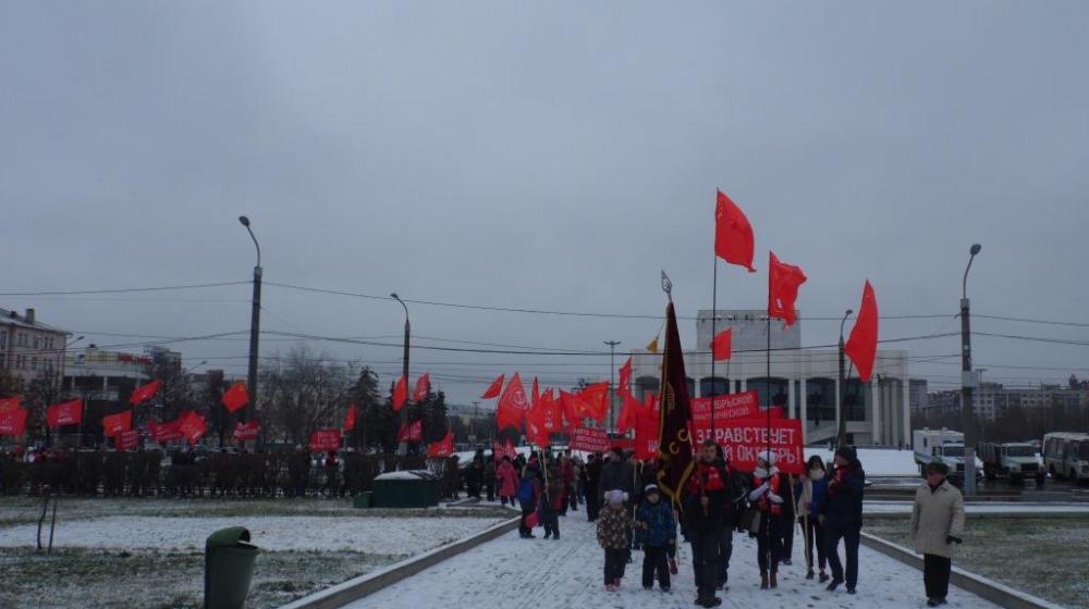 В Перми прошла демонстрация в честь 100-летия Великой Октябрьской социалистической революции