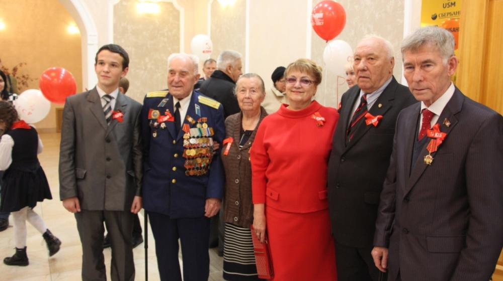 В Саратове прошли торжественное собрание и праздничный концерт, посвященный 100-летию Великого Октября