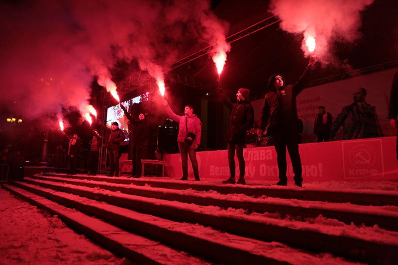 Новосибирские коммунисты провели праздничное шествие и митинг