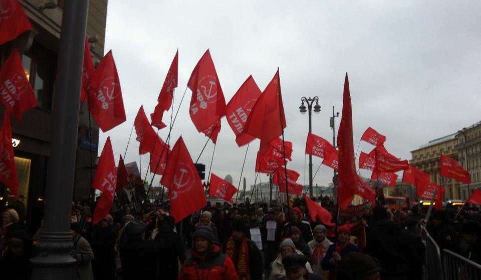 Тульские коммунисты приняли участие в праздничной демонстрации в честь 100-летия Великого Октября в Москве