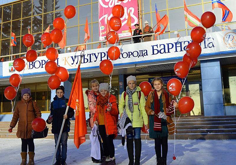 Алтайский край. Коммунисты провели торжественное собрание в Барнауле, посвященное 100-летию Великого Октября