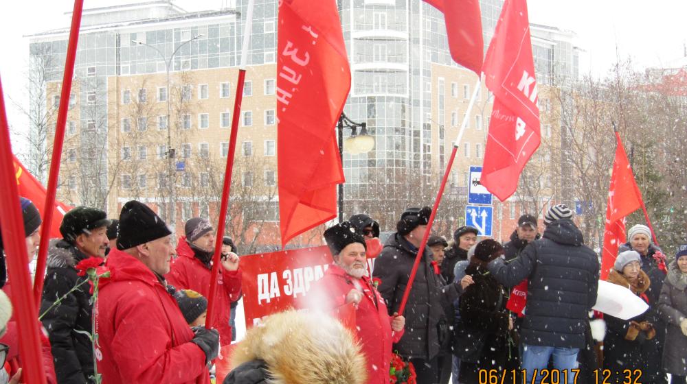Демонстрация, посвященная 100-летию Великой Октябрьской социалистической революции, прошла в Салехарде