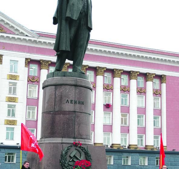 Н.Н. Иванов вместе с курскими коммунистами возложил алые гвоздики к памятнику В.И. Ленину в честь 100-летия Великой Октябрьской социалистической революции