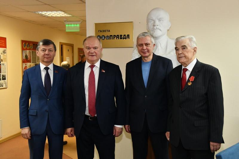 Г.А. Зюганов наградил памятными медалями ЦК КПРФ «100-летие Великого Октября» коллектив газеты «Правда»