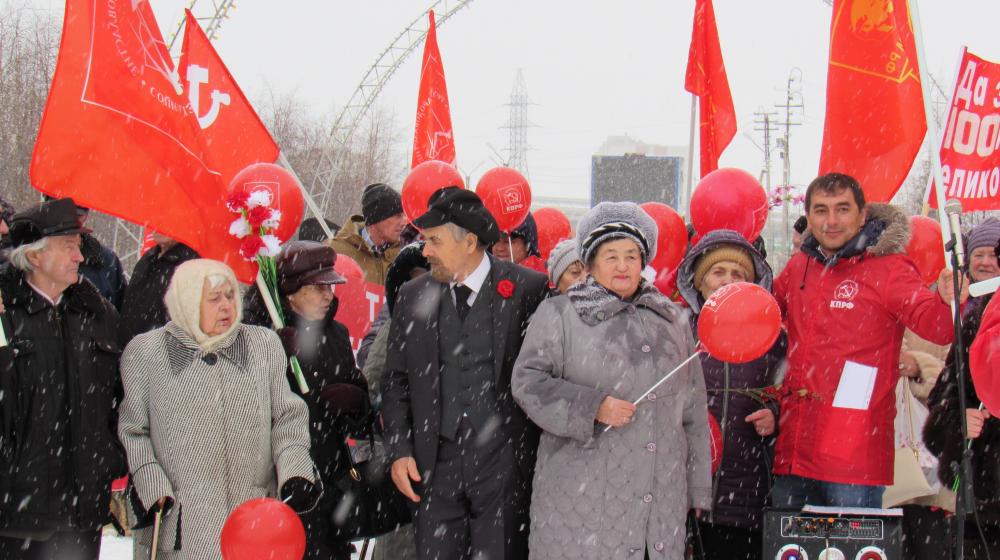 Ямало-Ненецкий АО. В Новом Уренгое состоялись демонстрация и митинг в честь 100-летия Октября