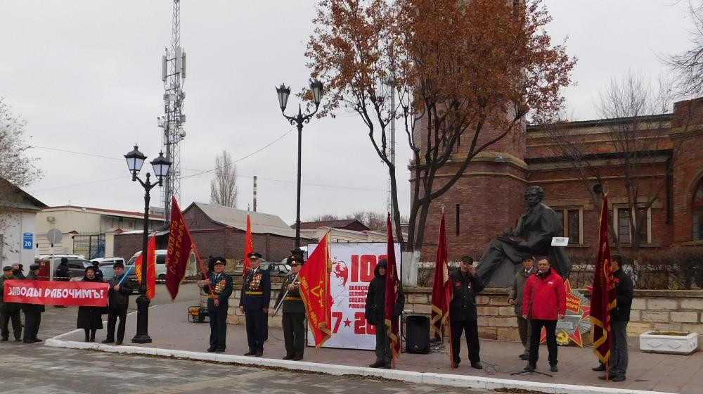 Оренбургские коммунисты изготовили броневик и проехали на нем по улицам областного центра
