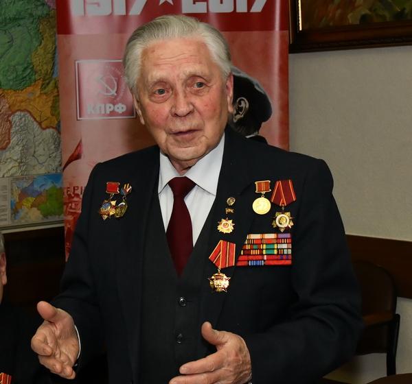КПРФ наградила памятными медалями группу ветеранов МИДа