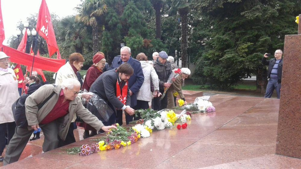 Коммунисты и  жители  Ялты отметили 100-летие Великой Октябрьской социалистической революции