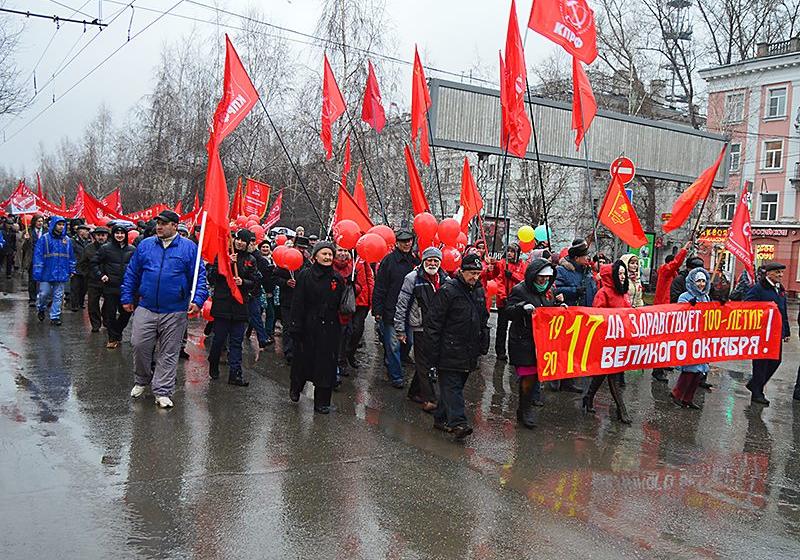 Праздничная демонстрация и митинг в честь 100-летия Великого Октября прошли в Барнауле