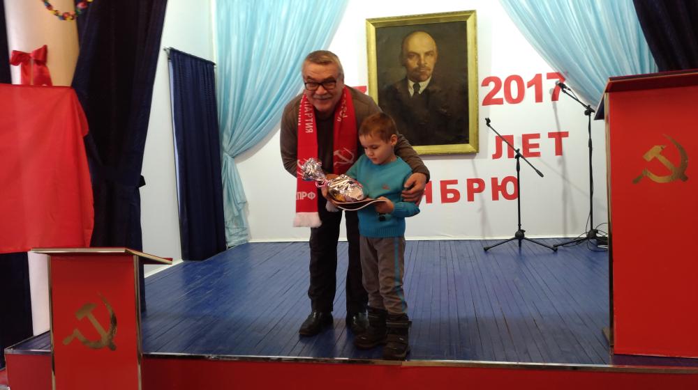 Камчатский крайком КПРФ наградил участников детского конкурса рисунков «100-летие Великой Октябрьской Социалистической революции»
