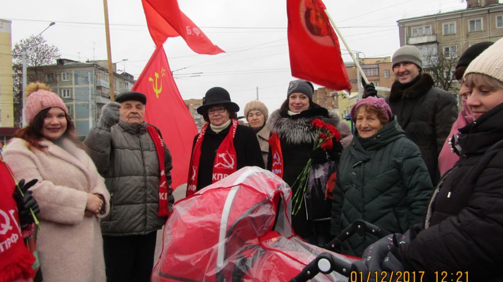 В Калуге прошел торжественный митинг с возложением цветов к Вечному Огню и памятнику Г.К. Жукову