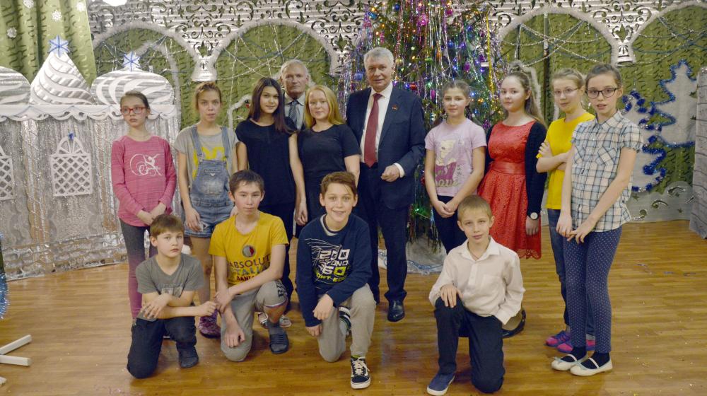 Костромская область. Коммунисты поздравили детей с новогодним праздником