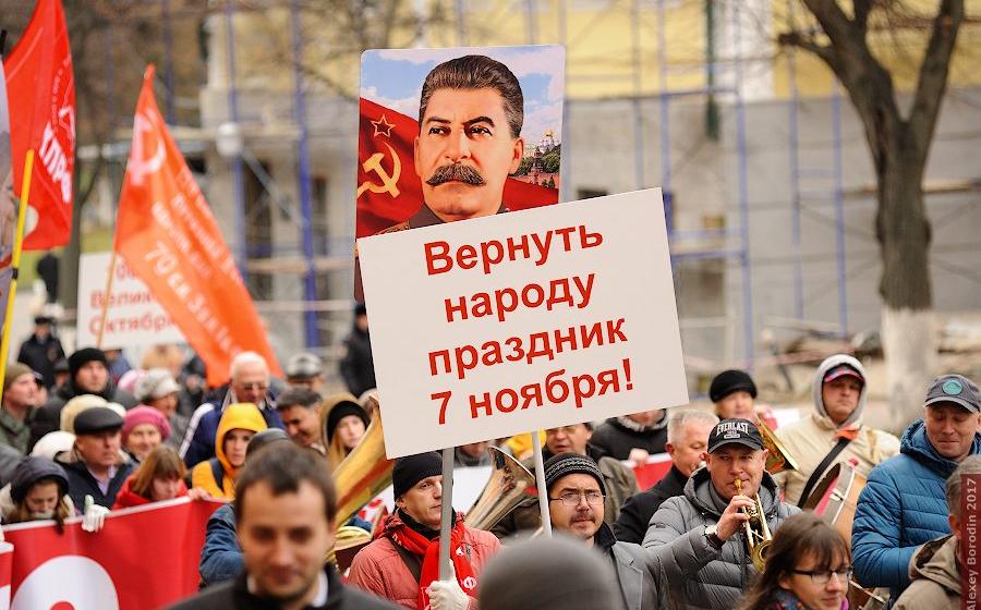 Госдума рассмотрела законопроект КПРФ о возвращении 7 ноября в календарь праздничных дат