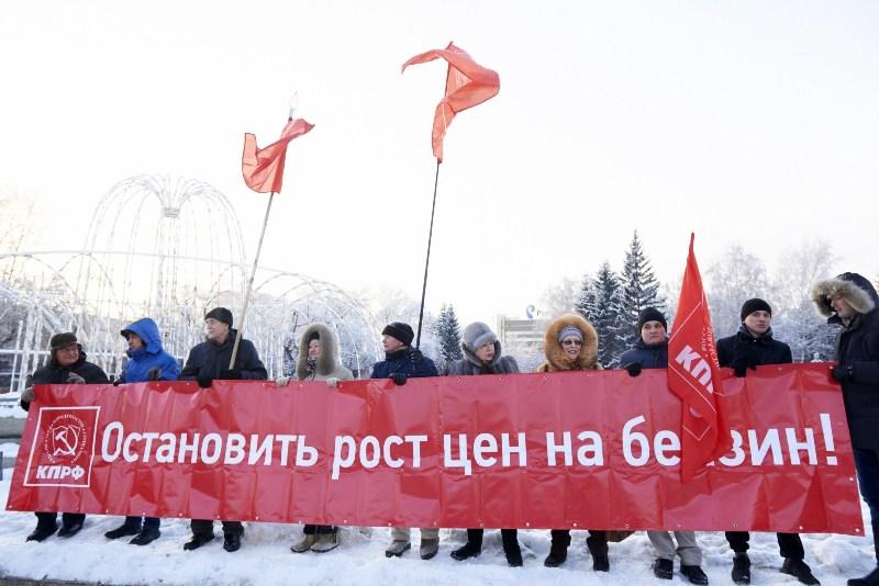 Пикет КПРФ против повышения цен на бензин прошел в Новосибирске