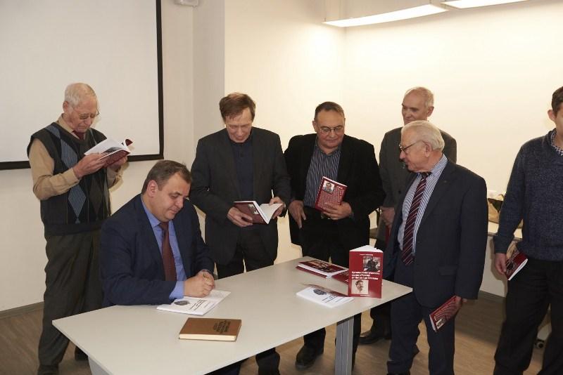 Секретарь Новосибирского обкома КПРФ Ренат Сулейманов презентовал свою книгу «Органы политического сыска в России: от Петра I до Сталина»