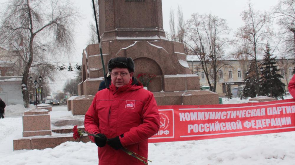 Самарские коммунисты возложили цветы к памятнику  В.И. Ленину на площади Революции
