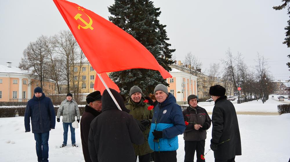 Карелия. Коммунисты возложили цветы к памятнику В.И. Ленину