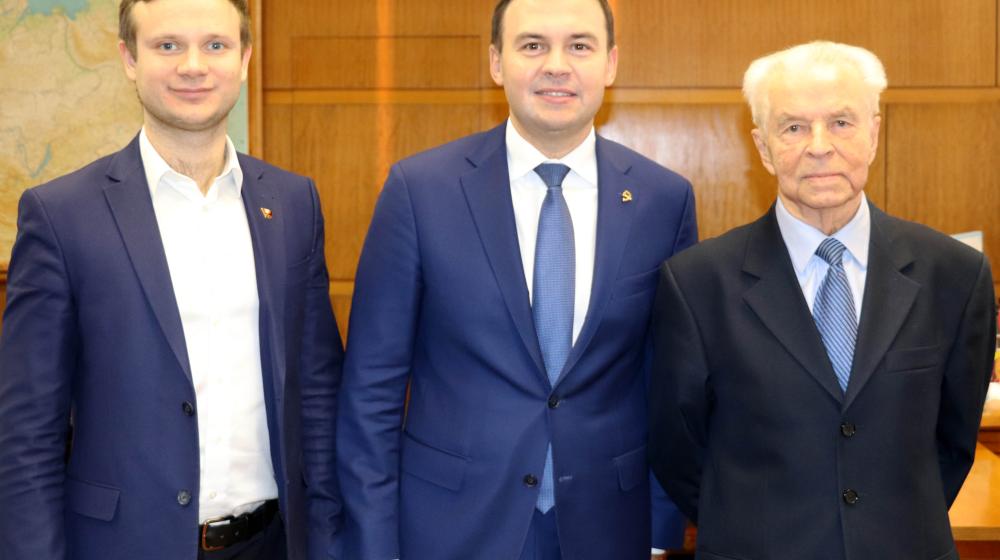 Юрий Афонин наградил ветеранов ВЛКСМ памятными медалями 