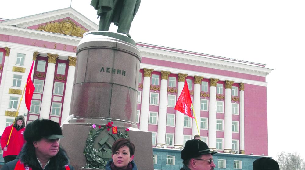 Курские коммунисты возложили алые гвоздики к памятнику вождю мирового пролетариата