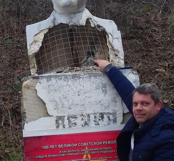 Севастополь. Коммунисты отремонтировали бюст В.И. Ленина в Троицкой балке