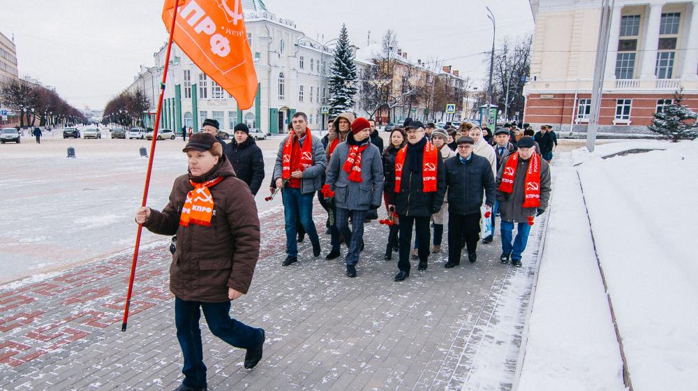 В Орле возложили цветы к памятнику Ленину