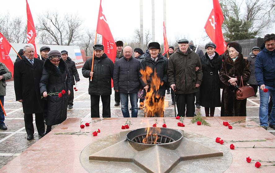 Памяти  освободителей Элисты. Коммунисты Калмыкии возложили венки и цветы к «Вечному огню»