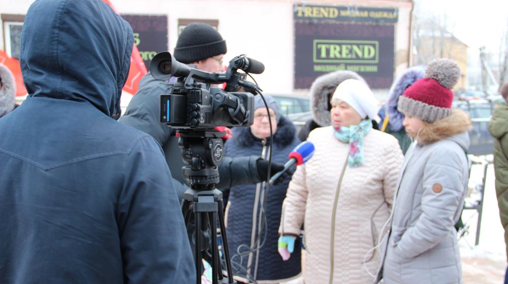 Новгородские коммунисты провели митинг против закрытия начальной школы в Малой Вишере