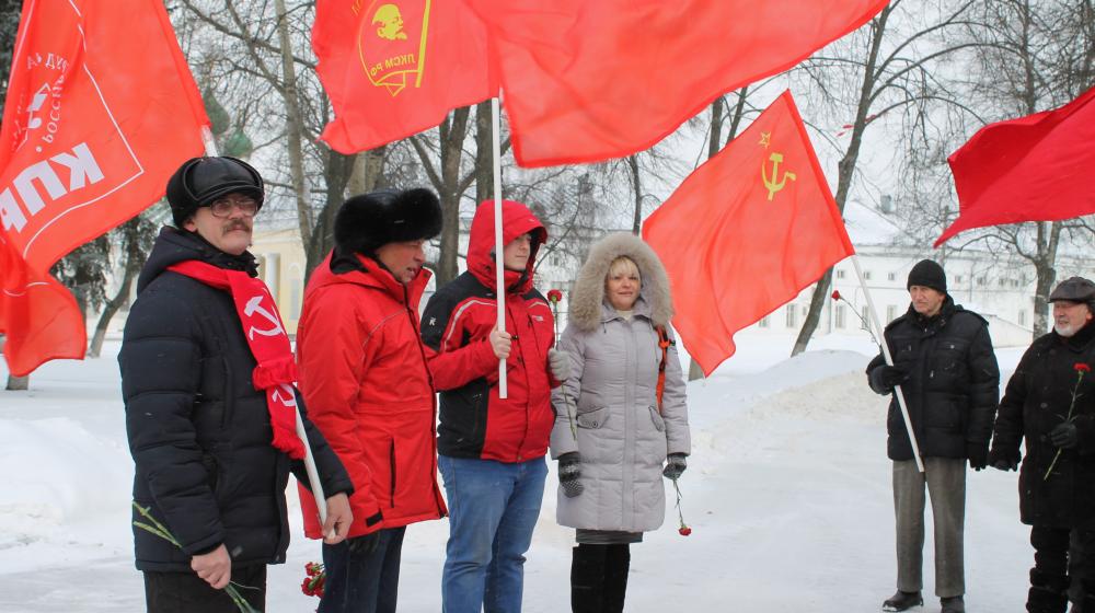 Коммунисты Костромы возложили цветы к подножию памятника В.И. Ленину