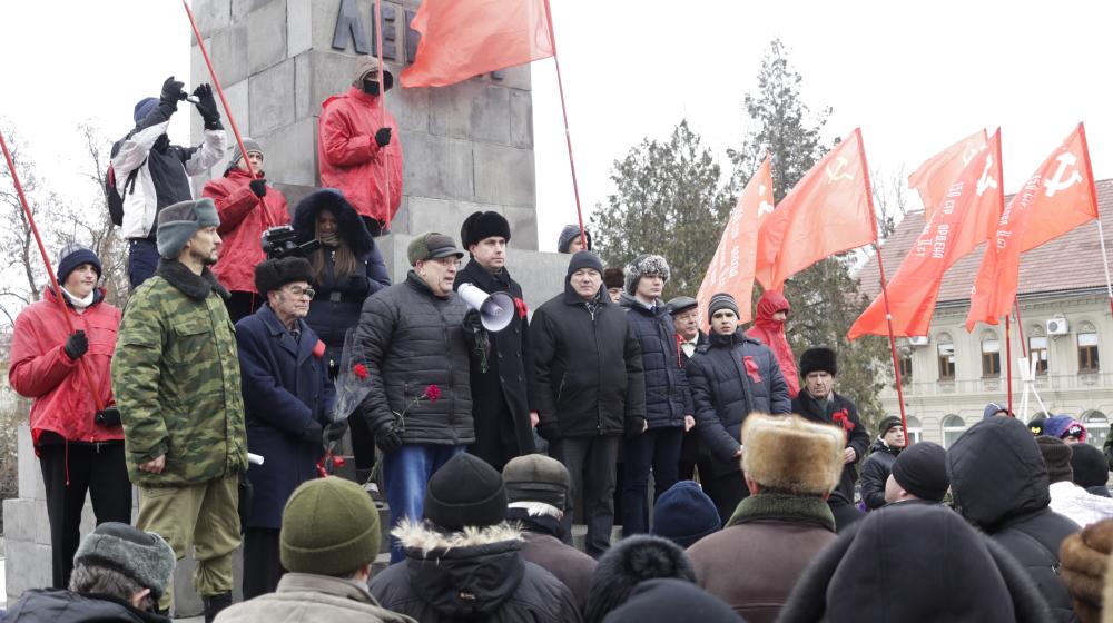 В ЛНР коммунисты провели митинг в честь 100-летия создания РККА