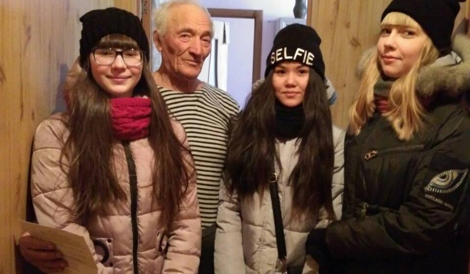 Пионеры Хакассии поздравили ветеранов с Днем Красной Армии