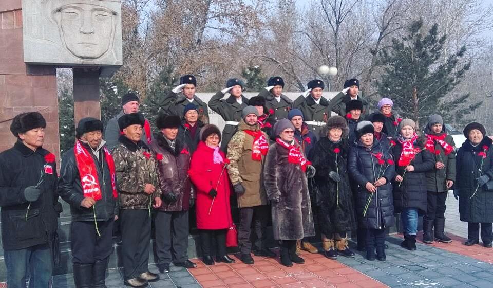 В Кызыле возложили цветы к мемориалу на площади Победы в честь Дня защитника Отечества