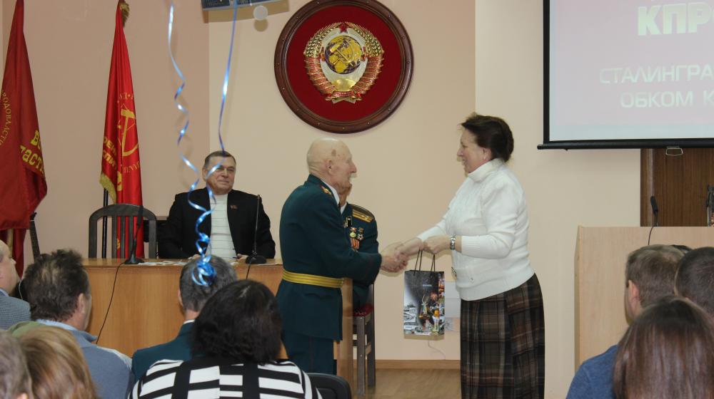В городе-герое Волгограде коммунисты отметили 100-летие Красной армии и флота 