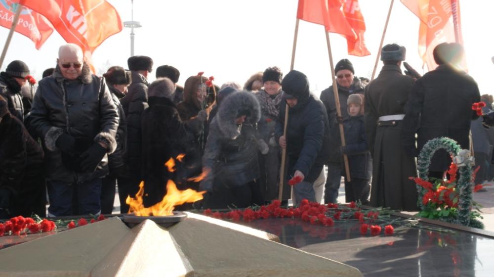 В день100-летия Рабоче-крестьянской Красной Армии коммунисты Забайкалья возложили цветы к Вечному огню