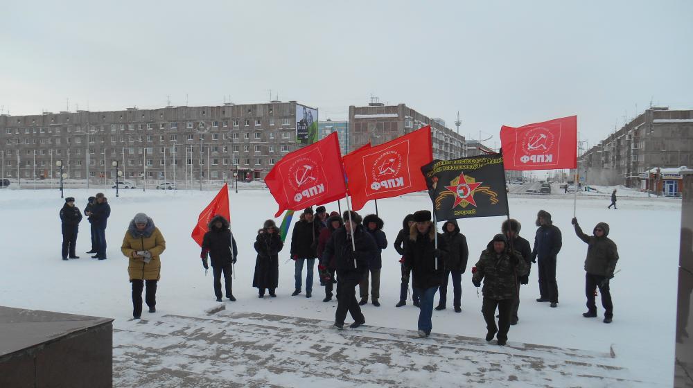 Коммунисты Нового Уренгоя возложили цветы к Вечному огню