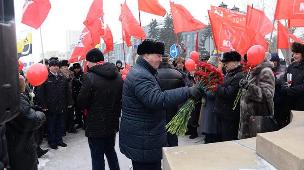 С Днем рожденья, народная армия! Новосибирские коммунисты провели шествие и митинг