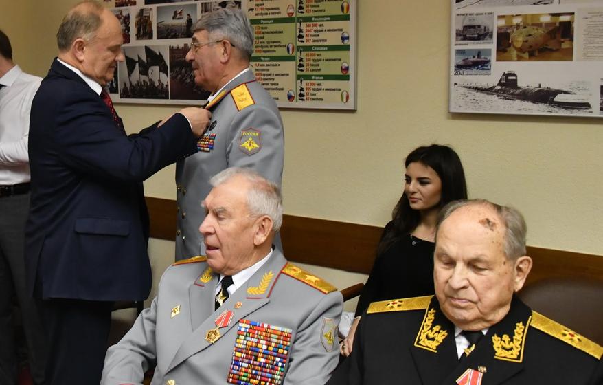 В канун 100-летия Красной Армии Г.А. Зюганов наградил группу советских военачальников