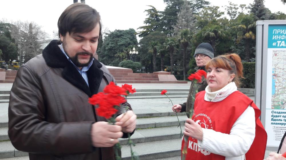 Республика Крым. В Ялте коммунисты возложили цветы к памятнику В. И. Ленину