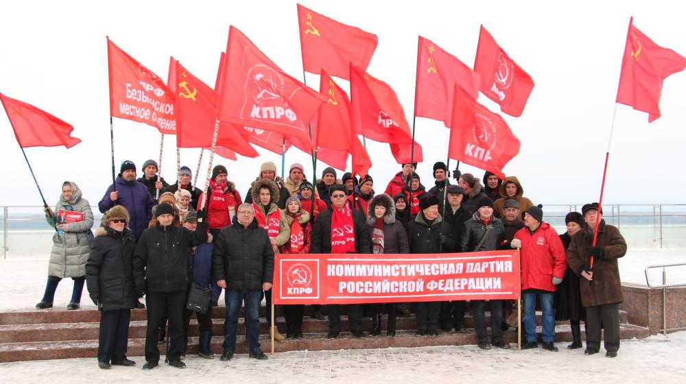 В День победы советских войск в Сталинградской битве самарские коммунисты возложили цветы к Вечному огню на площади Славы