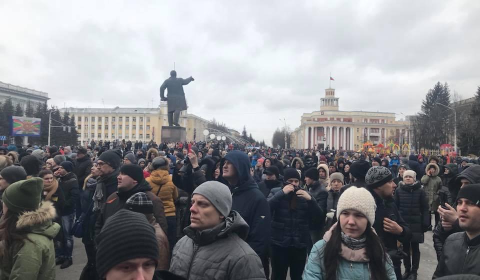 Многотысячный митинг в Кемерово потребовал отставки губернатора Тулеева