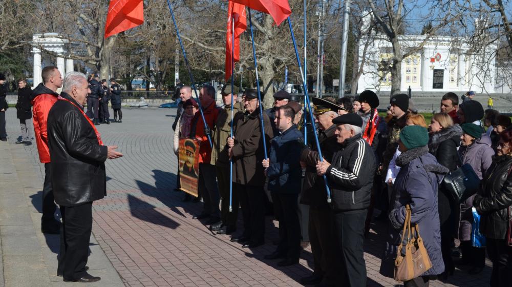 Коммунисты Севастополя пришли к Мемориалу защитникам города, чтобы почтить память И.В. Сталина