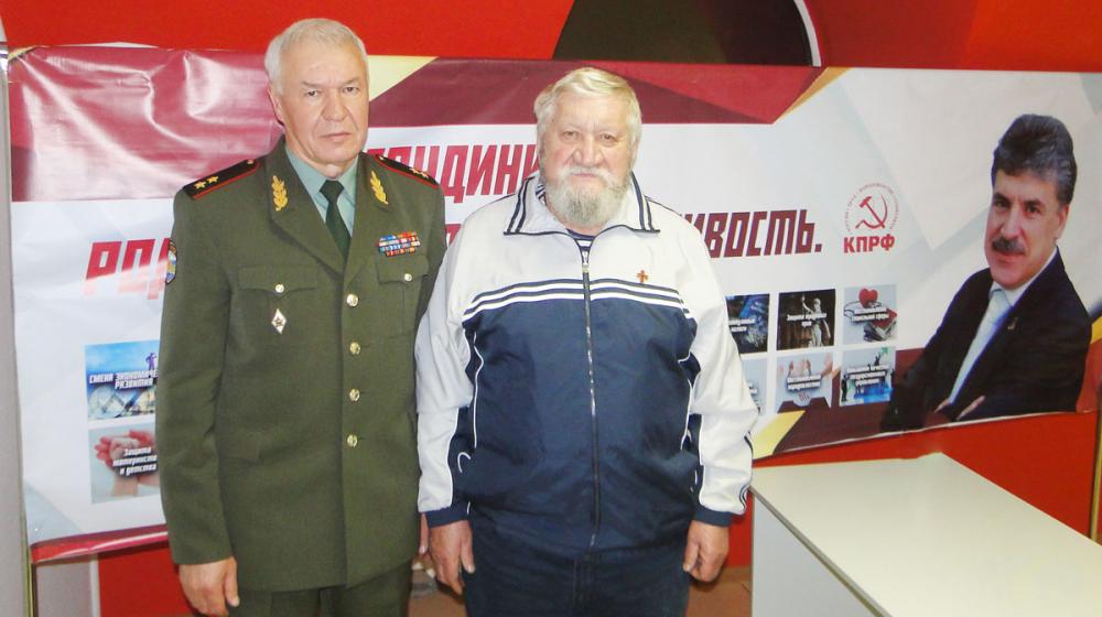 В избирательный штаб Павла Грудинина передали знамя Амурского движения «Россия Православная»