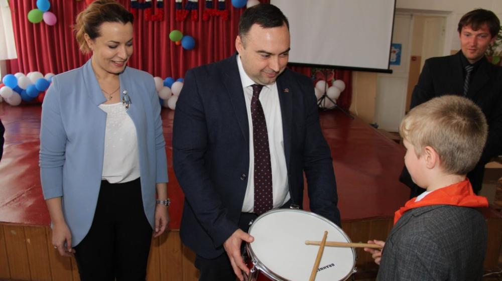 Коммунисты Крыма отметили День космонавтики, пионеры получили в подарок горн и барабан