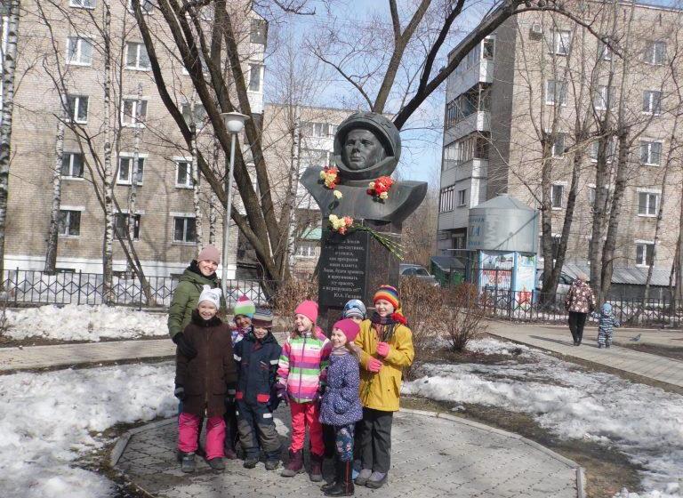 Пермь. Цветы – первопроходцу космоса!