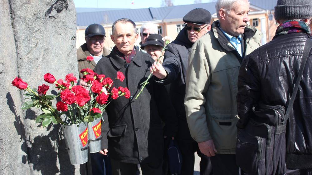 Карельское республиканское отделение КПРФ провело возложение цветов в честь 148-й годовщины со дня рождения В.И. Ленина